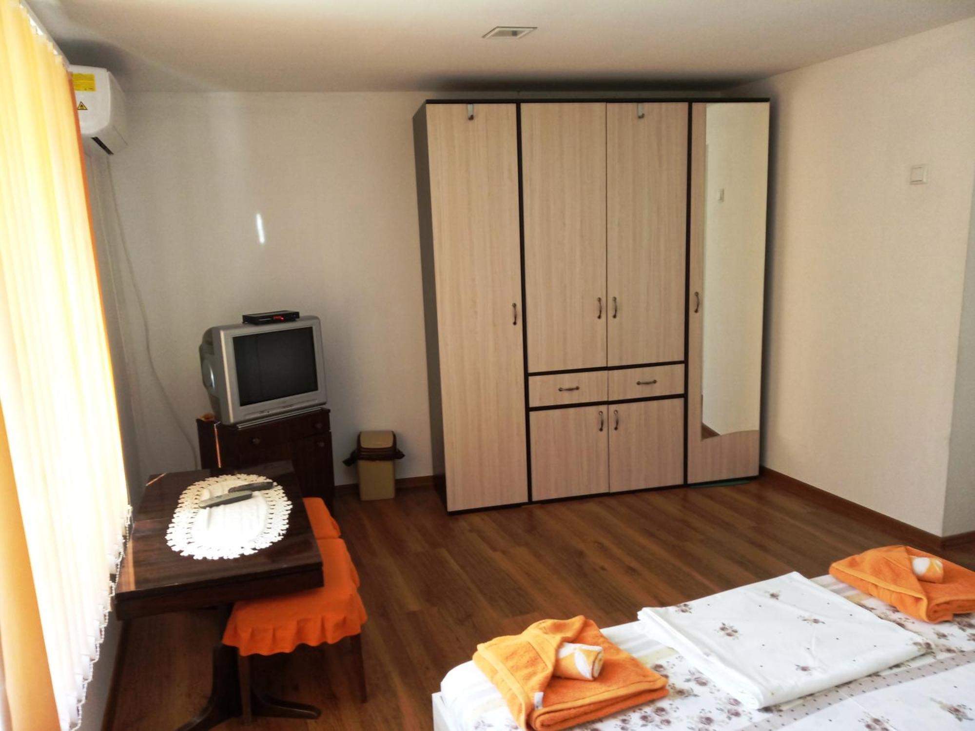 Divna Guest House Krushuna Ngoại thất bức ảnh